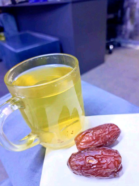 اے زندگی آ بیٹھ کہیں قہوہ پیتے ہیں😴
تو بھی تھک گئ ہوگی مجھے بھگاتے بھگاتے🙂☺️🤗