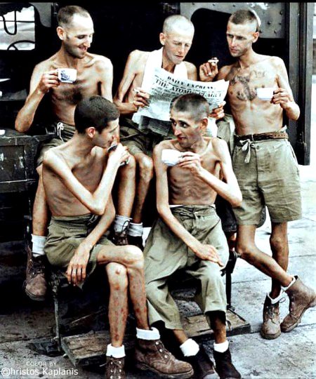 Australian soldiers after their release from Japanese captivity in Singapore, 1945. Colorized by: Hristos Kaplanis