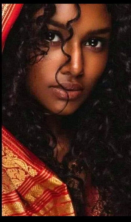 تم کہتے ہو🥀 
میں کرتی ہوں اداس باتیں 
چلو آج یہ رسم توڑ دیتی ہوں 
تم خوشیاں لے آؤ 
میں یہ اداسیاں چھوڑ دیتی ہوں 
سنو.
خوشیاں جو لاؤ تو پوری لانا 
آدھی ادھوری تو میں چھوڑ دیتی ہوں۔🔥 Mahii 💔