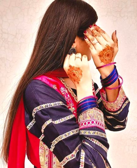 محبتوں سے معطر ہو شام ، عید کی شام
نصیب پل ہوں خوشی کے تمام ، عید کی شام
کوئی سندیس تری سمت سے اگر آئے
مہک اٹھیں گے مرے گھر کے بام ، عید کی شام
رتیں بدلتے ہوئے دیر بھی نہیں لگتی
ملن کا کوئی تو ہو اہتمام ، عید کی شام
سجا دئیے ہیں تری راہ میں محبت سے
کہ خاص لگنے لگے پھول عام ، عید کی شام
یہ چوڑیوں کی کھنک ، خوشبوئیں یہ رنگِ حنا
میں چاہتی ہوں کروں تیرے نام ، عید کی شام 🔥 Mahii 💔