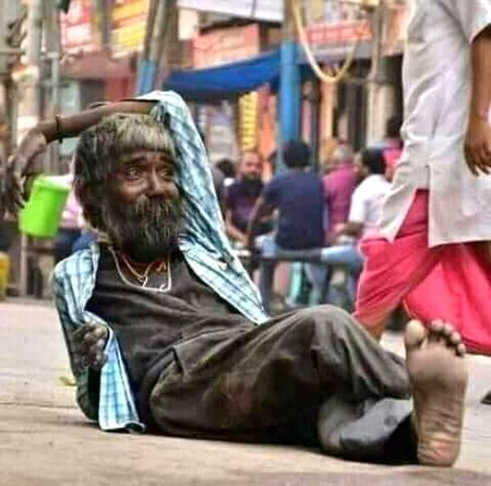 یہ ہنر خدا نے صرف لڑکوں کے حق میں بخشی ہے
محبوب سے بچھڑ کر لڑکیاں کہاں پاگل ہوتی ہیں ۔۔۔