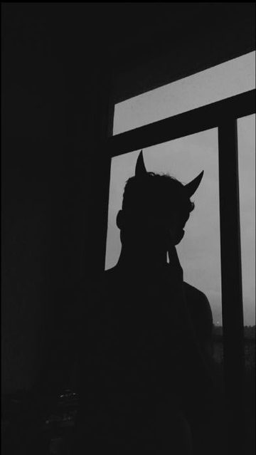 بہت زخم سینے پہ کھائے ہوئے ہیں 💔🍂
- H∆mzıı..  👑💯