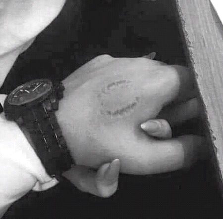 میری سب حسرتوں میں اول ہے
میرے ہاتھ میں__ تیرا ہاتھ ہونا.
❤❤❤A,,S❤❤
