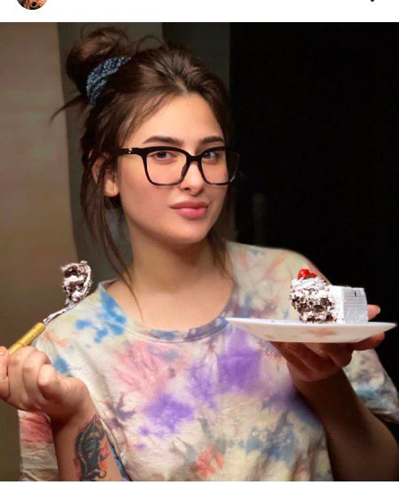 Looking beautiful 💖💖Mahira Sharma ❣️❣️pretty girl ❤️❤️