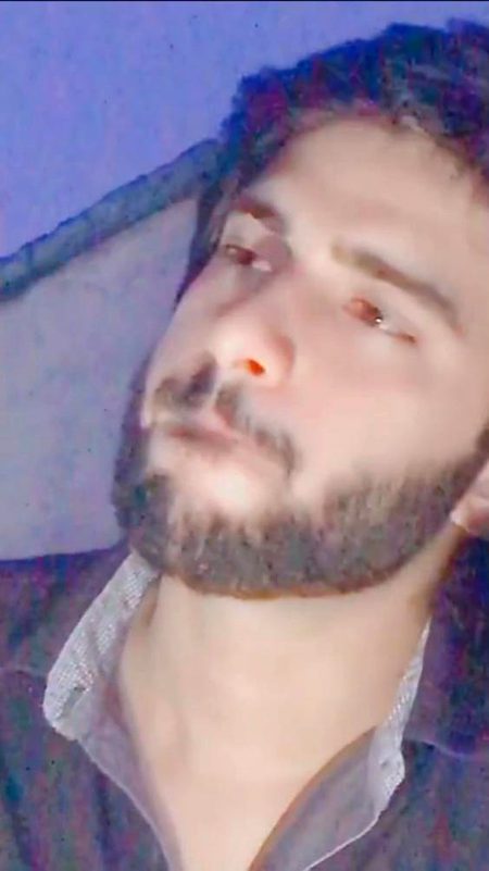 کچھ حادثے انسان کو ذہنی طور پر اپاہج کر دیتے ہیں، جانتے ہو کہ ہماری زندگی سے کسی کا چلے جانا اتنا تکلیف دہ نہیں ہوتا۔ جتنا اس کے چلے جانے کے بعد بھی ہمارے دل میں اسکی محبت کا ٹھہر جانا ازیت دیتا ہے…
🥀🥀
شاہ