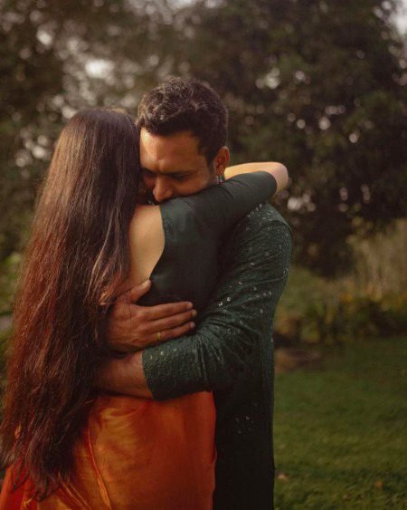 گلے لگانا، گلے لگنا ، ایک ایسی جادوئی دوا ہے ، جو ٹوٹے ہوئے دل سے لے کر ٹوٹی ہوئی روح تک ہر چیز کا علاج کر سکتی ہے۔۔۔🙂🖤
  🥀