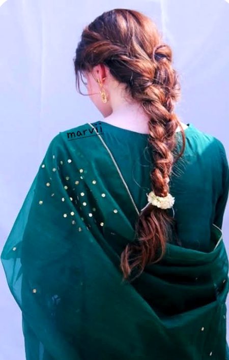 کاش اس حسن خود آرا سے کوئی جا کے کہے..
زلف کو لاکھ سنوارے یہ بکھر جائے .گ.
منتظر شام سے ان کا ہوں مگر جانتا_ہوں.
آج کی رات بھی آنکھوں میں گزر جائے. گی💔Unzii🥀