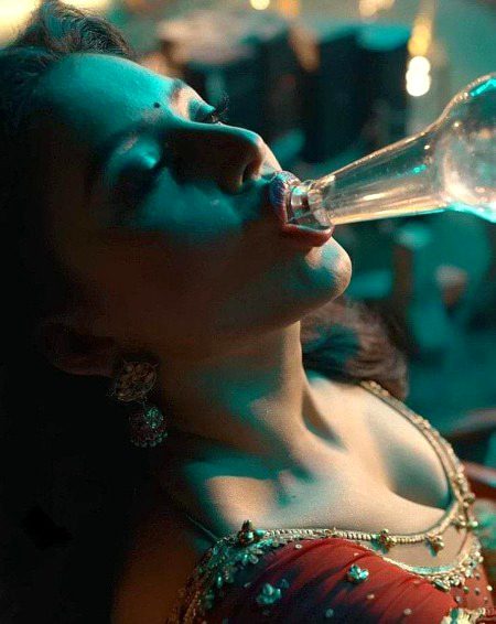 ایک طوائف کے کوٹھے پر چھاپہ پڑا، طوائف رنگے ہاتھوں جسم فروشی کرتے ہوئے پکڑی گئی۔ تھانیدار سے کہتی ہے۔ " مجھ پر الزام کیا ہے؟"
تھانیدار نے کہا تم جسم فروشی کرتے پکڑی گئی ہو۔ طوائف نے کہا " یہ تو میرا پیشہ ہے۔ " مجھ پر الزام کیا ہے؟"
سعادت حسن منٹو