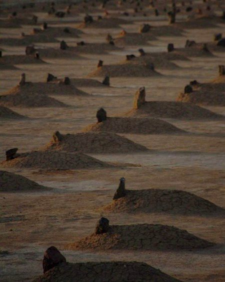 قبرستان ایسے لوگوں سے بھرے پڑے ہیں
جو سمجھتے تھے کہ دنیا ان کے بغیر نہیں چل سکتی ❤️🩹