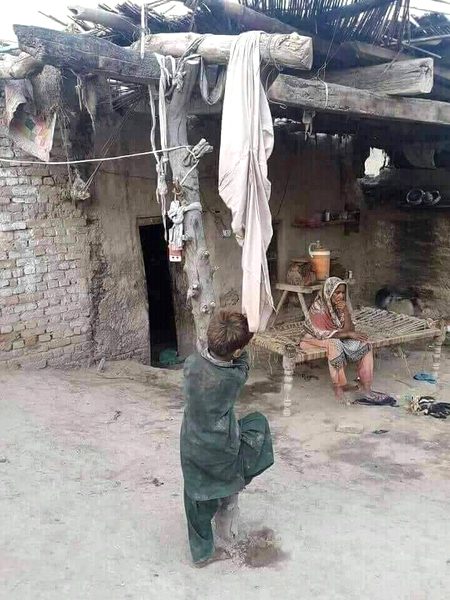 جینےوالوں سے بھی پوچھو کہ ھو کیسے زندہ ؟
مر نے والے کا تو سب پوچھتے ھیں"کیسے مرا