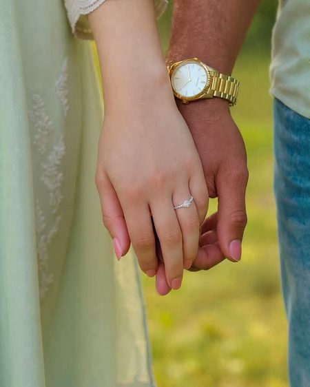 :مرنے والوں کو بچاو تو اجر ملتا ہے
تو میرا ہاتھ پکڑ اور میری سانس چلا
❤🌸🤍