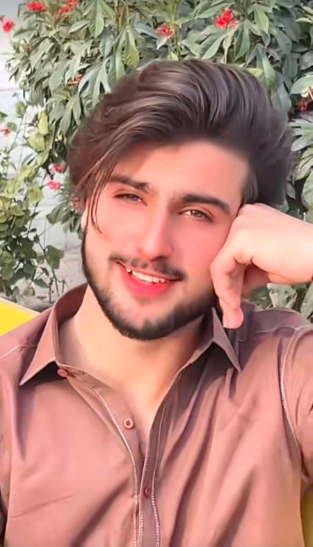 دو چہروں کا بوجھ نہ اٹھایا کیجیے
دل نہ ملے تو ہاتھ بھی ملایا نہ کیجئے 🖤