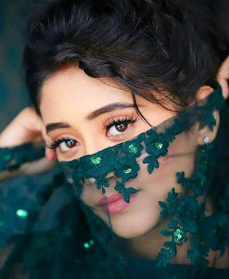 : قیامت خیز ہیں آنکھیں تمہاری 
 تم آخر خواب کس کے دیکھتے ہو