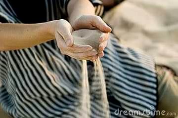 وقت کی مٹھی میں
زندگی ریت جیسی ہے..
