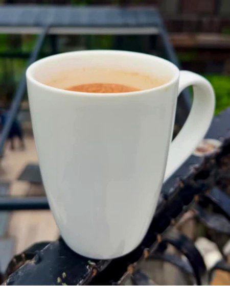 اک درد ھے جو چائے میں ملا
ہم چپ چاپ پیئے جاتے ھیں !