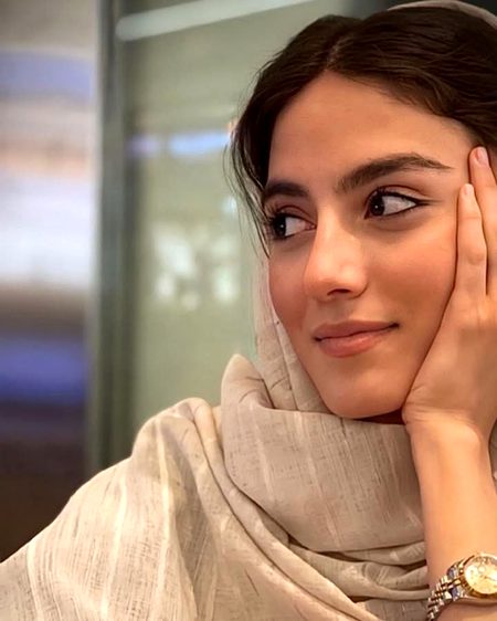 ہم ان کو سوچ میں گم دیکھ کر واپس چلے آئے.
وہ اپنے دھیان میں بیٹھے ہوئے اچھے لگے ہم کو.
بہت شفاف تھے جب تک کہ مصروف تمنا تھے
مگر اس کار دنیا میں بڑے دھبے لگے ہم کو💔Unzii🥀