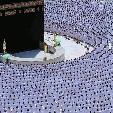 سیاہ سنہری گلاب کے گرد سفید کلیوں کا ہار رحمتیں مانگنے والوں کی بہار