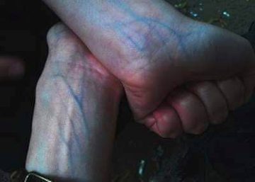 کل رات ڈس لیا تھا مجھے،لہجے نے تیرے
آ دیکھ! میری ساری رگیں نیلی پڑ گئیں😥