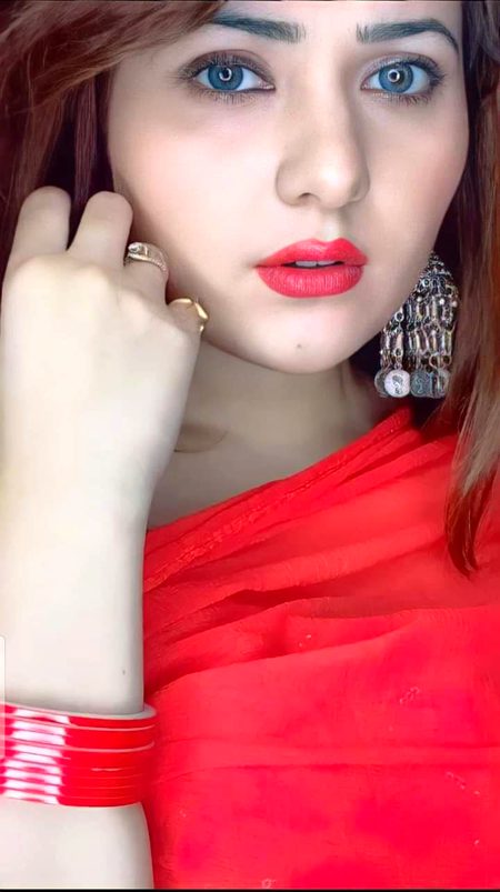 یہ محبتیں،یہ عنایتیں🥀
یہ مسرتیں تیرے نام ہیں
میرے ہم قدم! میرے ہم نشین
یہ رفاقتیں تیرے نام ہیں🥀
کبھی گمشدہ،کبھی روبرو
کبھی آئینہ،کبھی عکس تو
میرے ہمنوا میری خواہشیں
میری صحبتیں تیرے نام ہیں🥀
کبھی یہ ہنسی،کبھی یہ نمی
کبھی رنجشیں،کبھی قربتیں
میری زندگی کی حسیں سبھی
یہ عبارتیں تیرے نام ہیں🔥 Mahii 💔