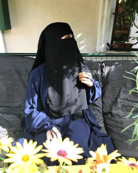لفظ "برقعہ"
محض عزت کا لباس نہیں بلکہ
یہ نصیحتیں ہوتی ہیں
قرآن کی آیتیں ہوتی ہیں
والدین کی تربیت ہوتی ہے اسلام سے محبت ہوتی ہے