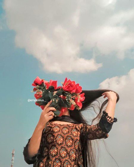 تم نے دیکھا ہی نہیں اس ماہ جبین کو
ورنہ تو بھی دیوانوں کی قطار میں کھڑا ہوتا