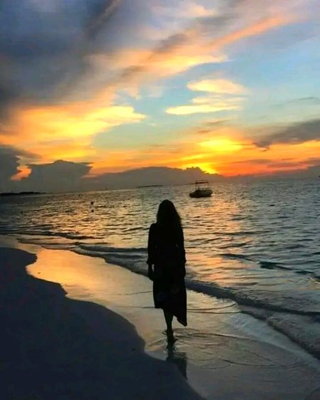 زندگی میں پہلی بار کوئی عید عید نہیں لگ رہی
 زندگی میں پہلی بار عید کی کوئی خوشی نہیں۔