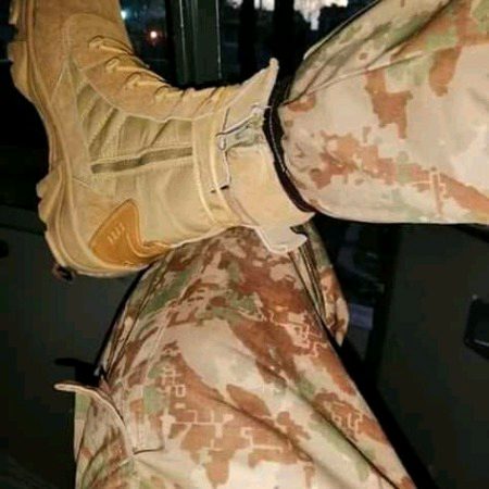 Duriyon Ki Na parwah Kijiye, Dil Jab Bhi Pukare Hume Bula Lijiye, Hum Zyada Dur Nahi Aapse, Bas Apni Aankho Ko Palko Se Mila Lijiye.