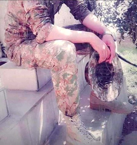چل نہ یار پھر مٹی سے کھیلیں 😢
😞
عمر ہی کیا تھی جو محبت سے کھیل بیٹھے 💔