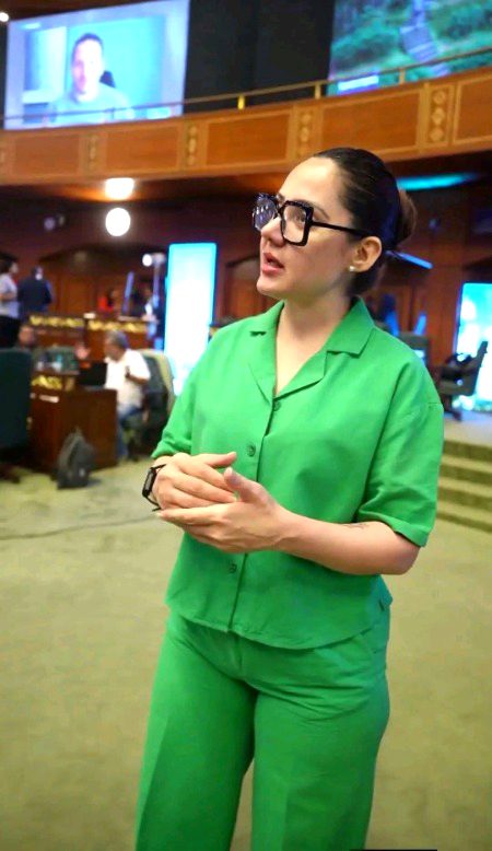 س کو یہی لباس ملا تھا شو کروانے کے لئے