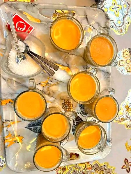 چائے پیئیں، چائے پلائیں، چائے پہ بلائیں
چائے سے ہی چاہت کا دروازہ کھلتا ہے