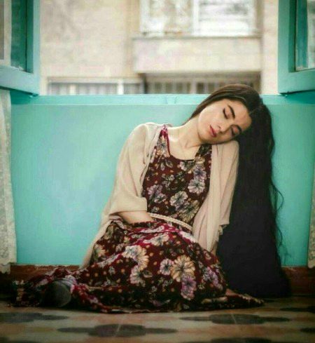 کیسی ہو ؟؟
ٹھیک ۔۔
کیا کر رہی ہو ؟؟
کچھ نہیں ۔۔
موسم کیسا ہے ؟؟
دیکھا نہیں ۔۔
تم مجھ سے ناراض ہو ؟؟
نہیں ۔۔
تمہارا لہجہ اتنا اکھڑ کیوں ہے ؟؟
میں ایسی ہی ہوں ۔
میرے ساتھ تو تمہارا لہجہ ایسا نہیں تھا ؟؟
میرا لہجہ سب کے ساتھ ایسا ہی ہے ۔
میرا شمار سب میں تو نہیں ہوتا ؟؟
جو بھی ہے ۔۔
کب سے اٹھی ہو ؟؟
کافی دیر سے ۔۔
مجھے میسج کیوں نہیں کیا ؟؟
دل نہیں کیا۔۔
کیا اب مجھ سے بھی بات کرنے کا دل نہیں کرتا تمہارا ؟؟
ہمم۔۔
کیا مطلب ہمم؟؟
کچھ نہیں ۔۔
اگر میں کچھ نہ پوچھوں تو ؟؟
ٹھیک ہے پھر مجھے سونا ہے ۔۔ فی امان اللہ ۔۔
تمہارا یہ انداز مجھے کھا جائے گا ۔۔
میں ایسی ہی ہوں ۔۔
تم مجھے کھو کے پچھتاؤ گی
اللہ حافظ ۔خوش رہو ۔۔
🖤🥀