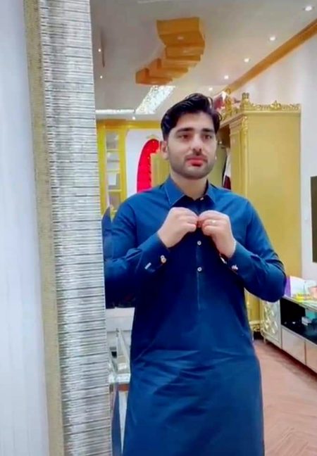 ہمارے چہرے کے داغوں پہ طنز کرتے ہو
ہمارے پاس بھی ہے آئینہ دکھائیں کیا ؟
🌼💔