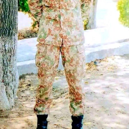 Dil mein as basi hy ksi ki mithe yado k saye b💞
Har koi nhi utarta nazro mein hamre💞
real poet Srk🔥💯