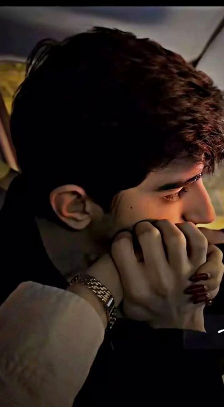 ساری زندگی میں اک پل تو ایسا ھو
جو صرف تمھارا اور میرا ھو
جس میں کوئی تیسرا نہ ھو
ھم دور تک اک دوسرے سے
باتیں کرتے چلتے جائیں
اور اس باتوں کو سنے والا کوئی اور نہ ھو
یونھی بیٹھے بیٹھے
کسی چھوٹی سی بات پر
ھم بےتھاشا ھنس پڑیں
ھنستے ھنستے آنکھوں سے آنسوں نکل پڑیں
ان آنسؤں کو صاف کرنے والا اور کوئی نہ ھو
بس میں اور تم ھوں
کاش ساری زندگی میں
اک پل تو ایسا ھو جو صرف تمھارا اور میرا ھو.