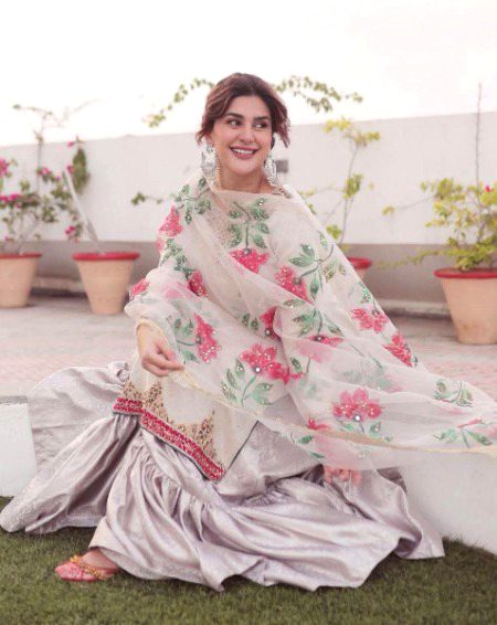 وہ زندگی ، کہ جسے زندگی سے نسبت تھی
تمہاری زُلفِ پریشاں پہ وار دی ھم نے __ !
  ❣️❣️ For You Jaana ❣️❣️🥀