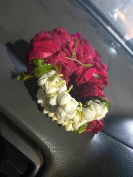 میں تمارے لیے گجرے لاؤں گا
کیا تم مجھے سیگریٹ لے کے دو گی 🙃