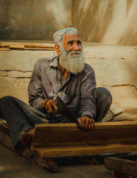 *بے وقت اگر جاؤں گا , سب چونک  پڑیں گے!🖤* 
*اِک عُمر ہوئی دن میں کبھی گھر نہیں دیکھا🥺* 
*