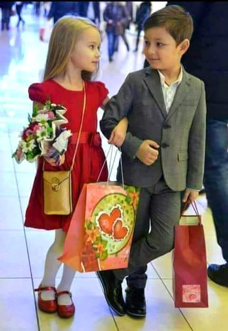 تو ساتھ ھے میرے تو میرا جہاں آباد ھے،،😍
کہہ دو اپنے پاپا سے__یہی تمہارا دماد ھے!!🙈😜🥀