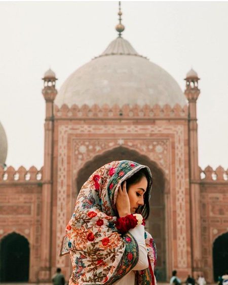 گُلاب تھی نہ گُلوں کے قرین لڑکی تھی 
مگر وہ شہر کی سب سے حسین لڑکی تھی
میں پوچھتا ہوں محبت میں فیل کیسے ہوئی 
وہ اِس سکول کی سب  سے  ذہین لڑکی تھی
طواف کرتی نگاہیں وہیں ٹھہر جاتیں 
بہت نفیس بہت خوش جبین لڑکی تھی
اور اُس کے بعد تو فلمیں فلاپ ہونے لگیں 
تماش بینوں کا شاید وہ سین لڑکی تھی 
گواہی دیتے ہیں لاہور کے گلی کوچے
یہیں کہیں وہ محبت نشین لڑکی تھی