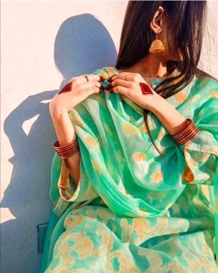 Sabar m shikwa nhi hota sirf khamoshi hoti hai or is khamoshi ka shor sirf ALLAH hi sun sakta hai..