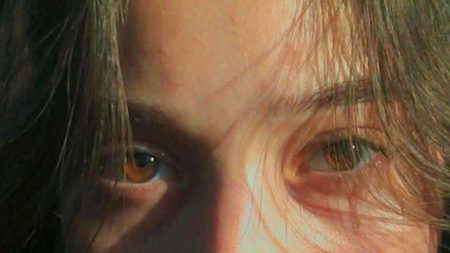 آنکھیں زبان سے زیادہ بولتی ہیں 
اور آنکھوں کی زبان ہر کسی کو سمجھ نہیں آتی ..!!🖤