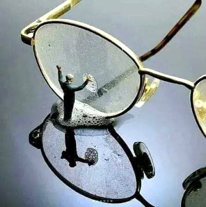 تمھارے بعد عینک صاف کرنے کا نہیں سوچا
تمھارے بعد اچھا دیکھنے کی چاہ کس کو تھی
