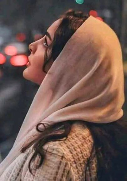 اک بوند برس ،
اک اشک چھلک ،
خاموش نظر.
کوئی بات تو کر ،دل دکھتا ہے
تو میرے ہاتھ پر ہاتھ تو رکھ،
میں تیرے ہاتھ پے دل رکھ دوں، دل درد بھرا،
جو اس کو چھوئے،
یہ اس سے ملے،
اک لفظِ محبت بول زرا ،
میں سارے لفظ تجھے دے دوں ،
دل درد سراب کو آب سے بھر ،
تو میرے خواب پہ آنکھ تو دھر ،
میں تیری آنکھ میں خواب بھروں،خاموش محبت!
بات تو کر ،دل دُکھتا ہے💔Unzii🥀