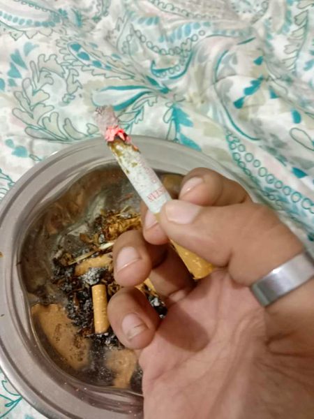 ﺳﮕﺮﯾﭧ ﮐﮯ ﺍﯾﮏ ﮐﻮﻧﮯ ﭘﺮ ﺍﯾﮏ ﺳﻠﮕﺘﺎ ﮨﻮﺍ
ﺍﻧﮕﺎﺭﮦ ﺍﻭﺭ ﺩﻭﺳﺮﮮ ﮐﻮﻧﮯ ﭘﺮ ﺍﯾﮏ ﺍﺣﻤﻖ
ﮨﻮﺗﺎ ﮨﮯ.
