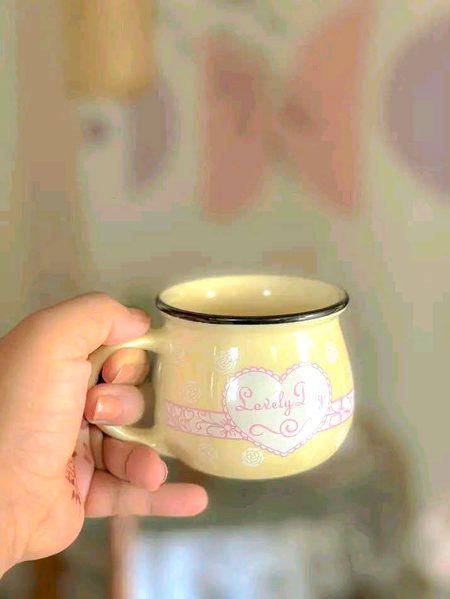 صبح کی چائے، لبوں کی قربت، 
اور خاموش محبت ....!☕❤️