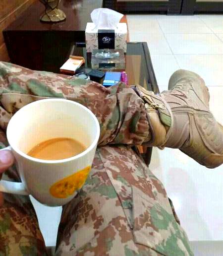 اک بار پھر سے رنگ اڑیں گے رقیبوں کے 🙂🖤 ہم لوٹ آے ہیں محفل میں دوبارہ😍🌚 -