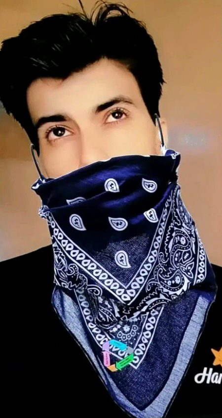 "اُس نے کہا تمہاری آنکھیں بہت پیاری ہیں
ہم نے کہا تیز بارش کے بعد موسم اکثر پیارا ہی لگتا ہے