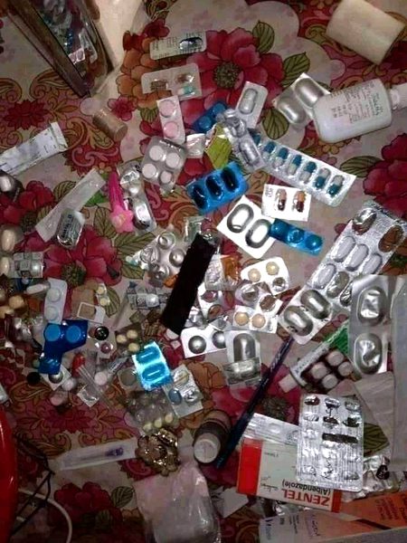 نہیں نہیں میں بہت خوش ہوں تیرے بغیر
 یقین کر یہ گولیاں صرف درد کی ہیں🔥 Mahii 💔