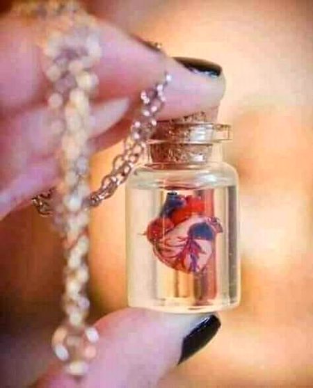 ﺷﮩﺮ ﺍﺣﺴﺎﺱ ﻣﯿﮟ ﭘﺘﮭﺮﺍﺅ ﺑﮩﺖ ﮨﮯ ﻣﺤﺴﻦ
ﺩﻝ ﮐﻮ ﺷﯿﺸﮯ ﮐﮯ ﺟﮭﺮﻭﮐﻮﮞ ﻣﯿﮟ ﺳﺠﺎﯾﺎ ﻧﮧ ﮐﺮﻭ