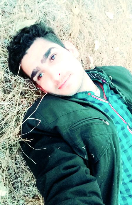 Tum gaye ho to sar e shaam yeh adat thehri__Bss kinaray pe kharay hath hulatay rehna.. Shams Lakh samjhaya tmko k yeh pagal pan hai__Door jatay huay logun ko bulatay rehna